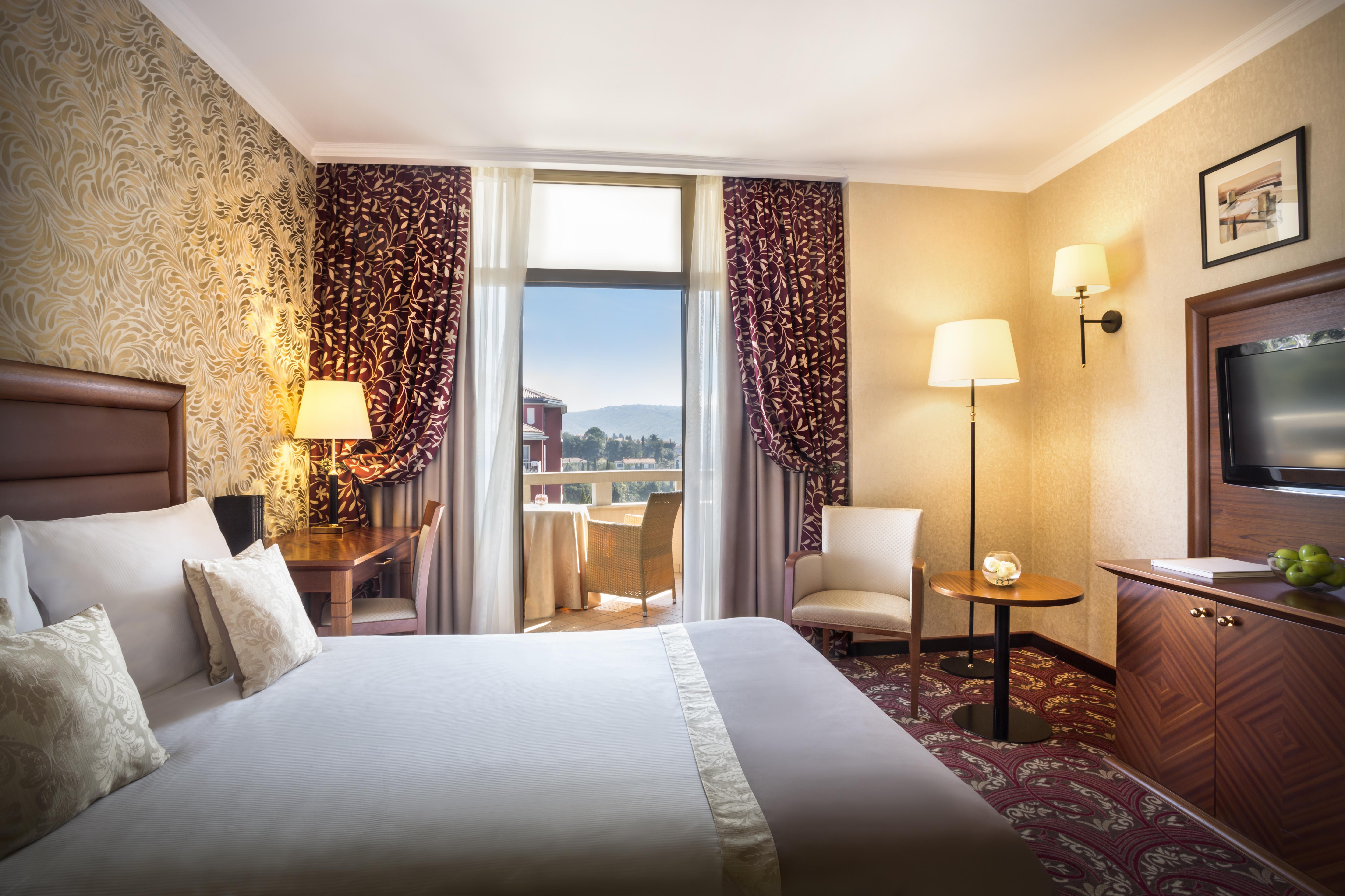 Remisens Hotel Metropol Portoroz Exterior photo A room at the hotel