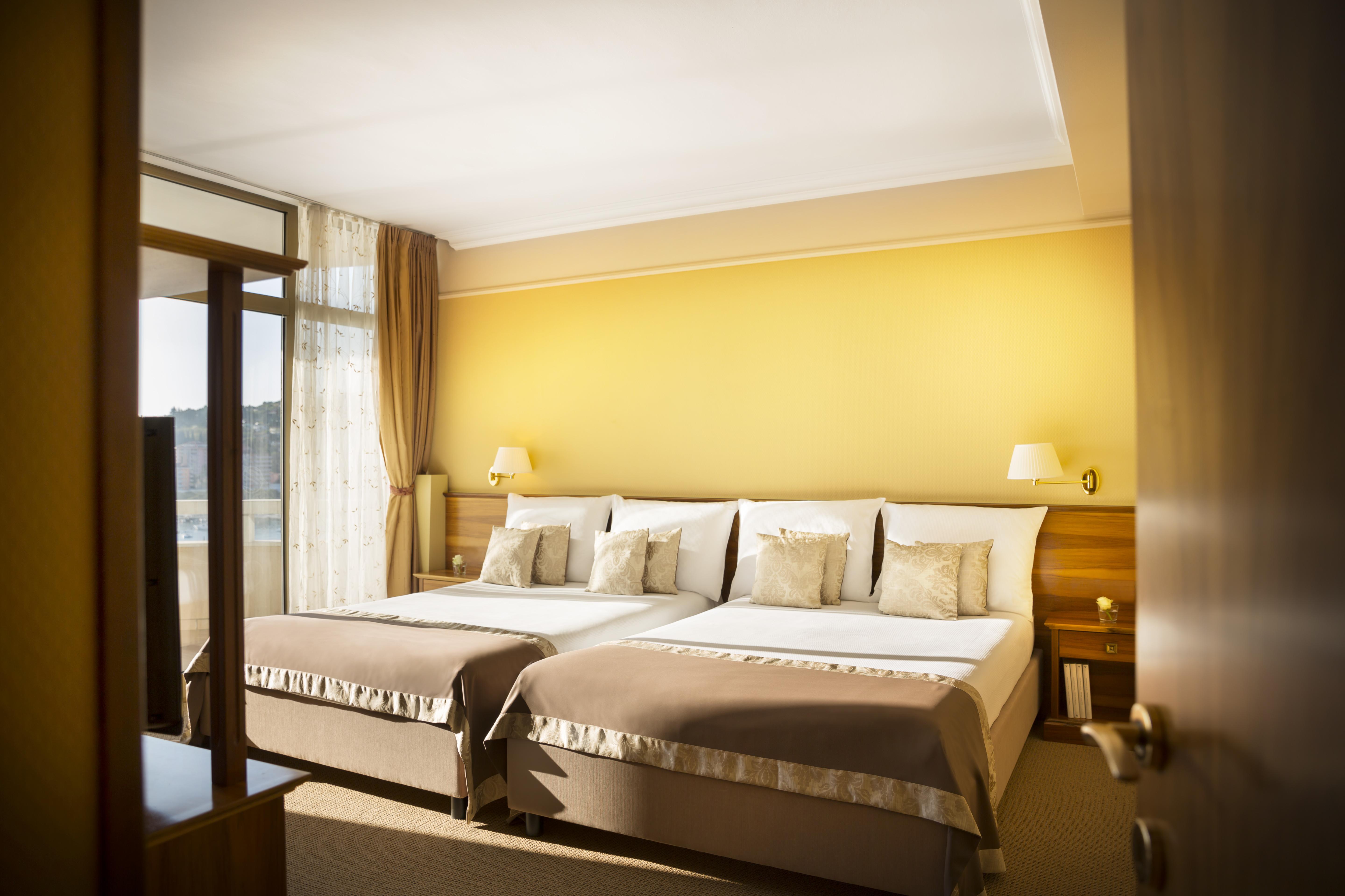 Remisens Hotel Metropol Portoroz Exterior photo A room at the hotel