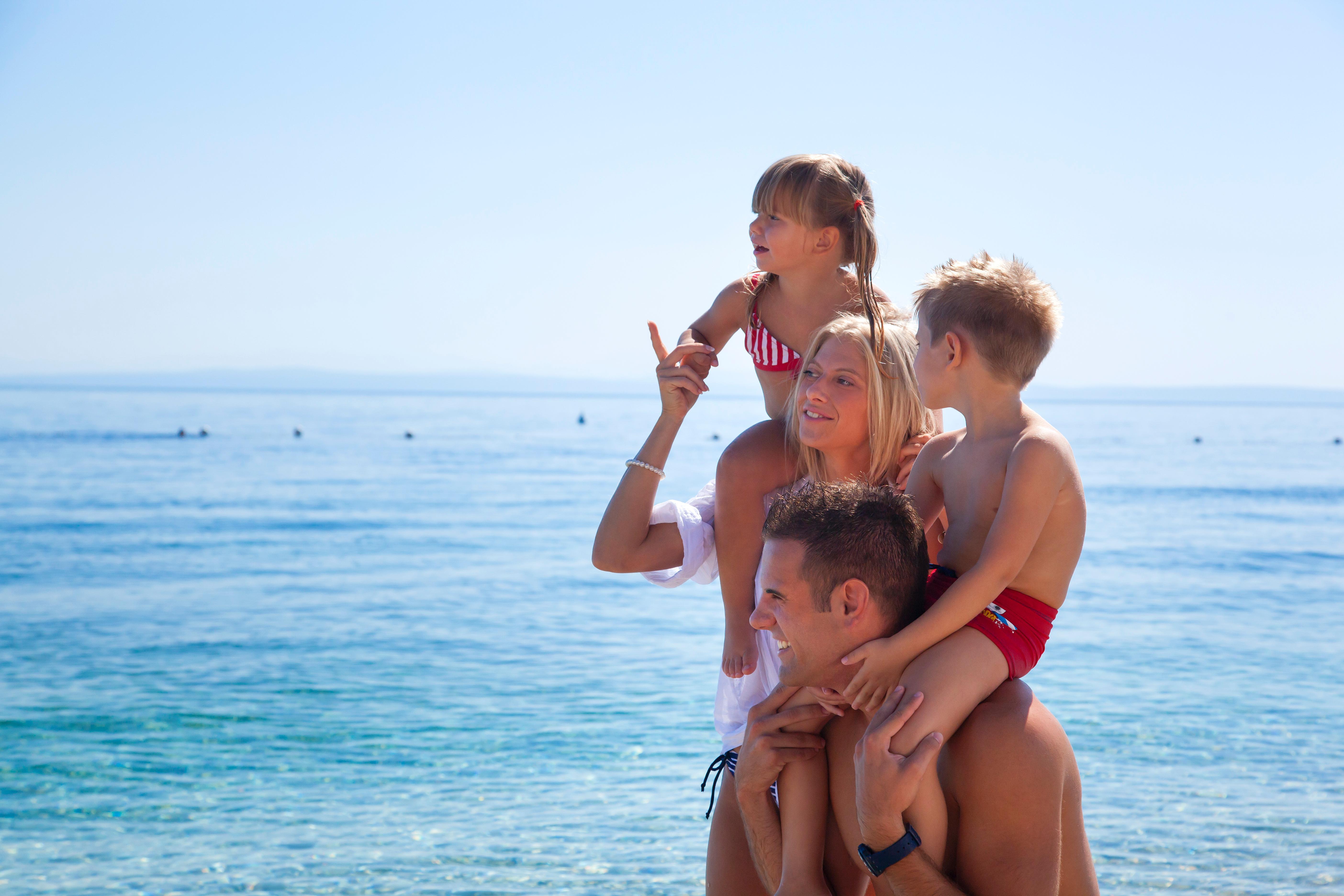 Remisens Hotel Metropol Portoroz Exterior photo Family on the beach