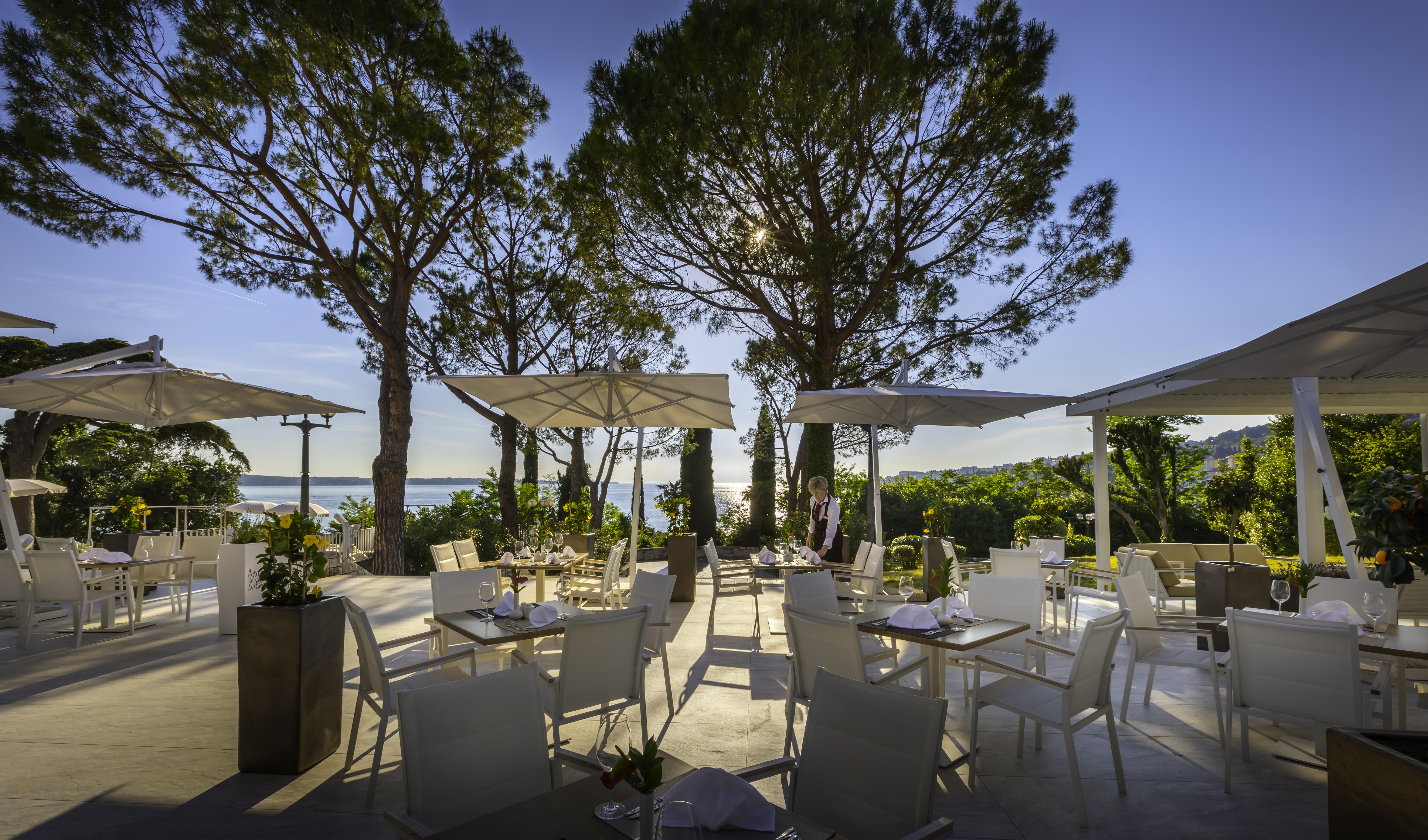 Remisens Hotel Metropol Portoroz Exterior photo The restaurant