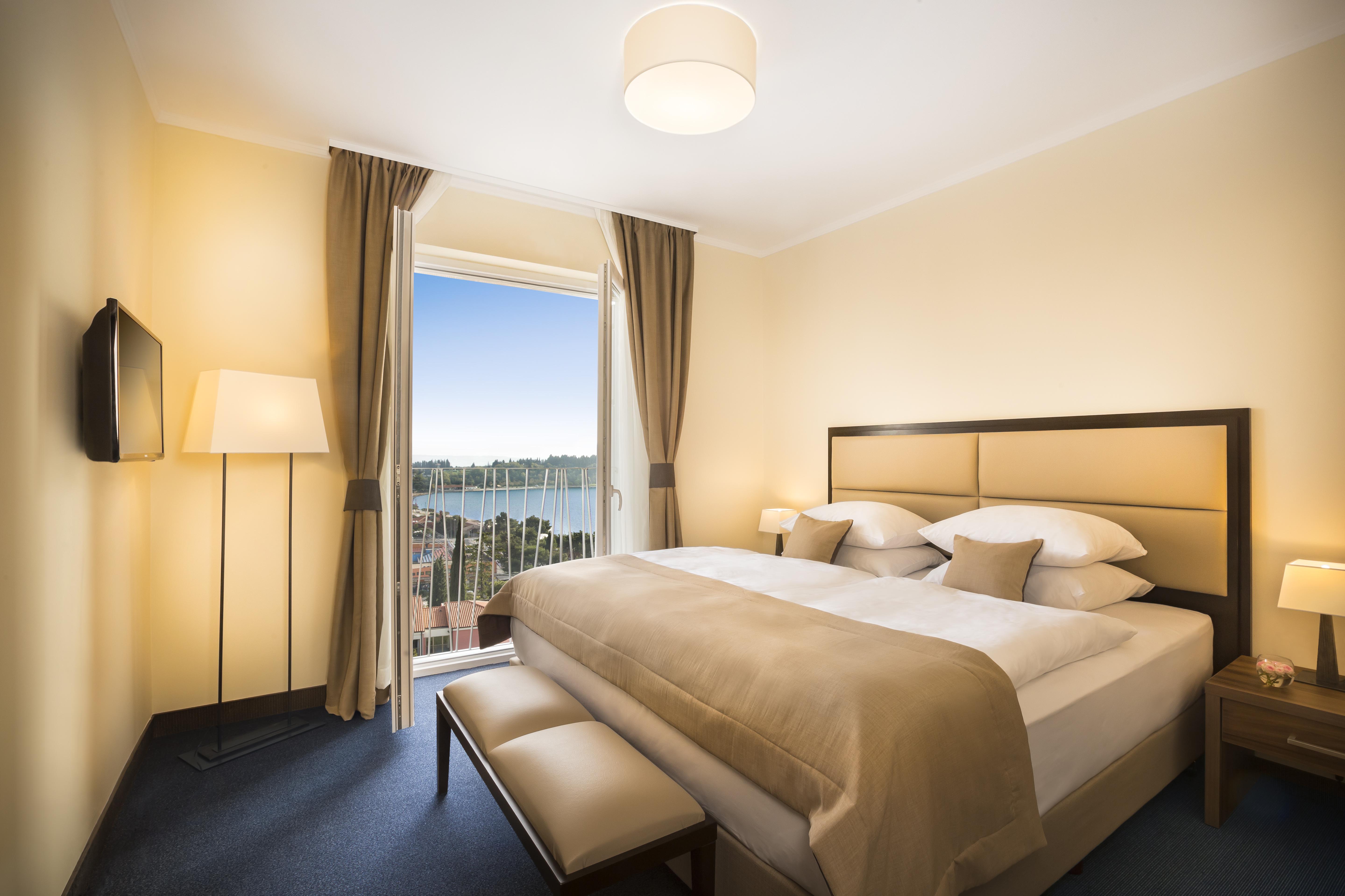 Remisens Hotel Metropol Portoroz Exterior photo A room at the Hotel de la Plage