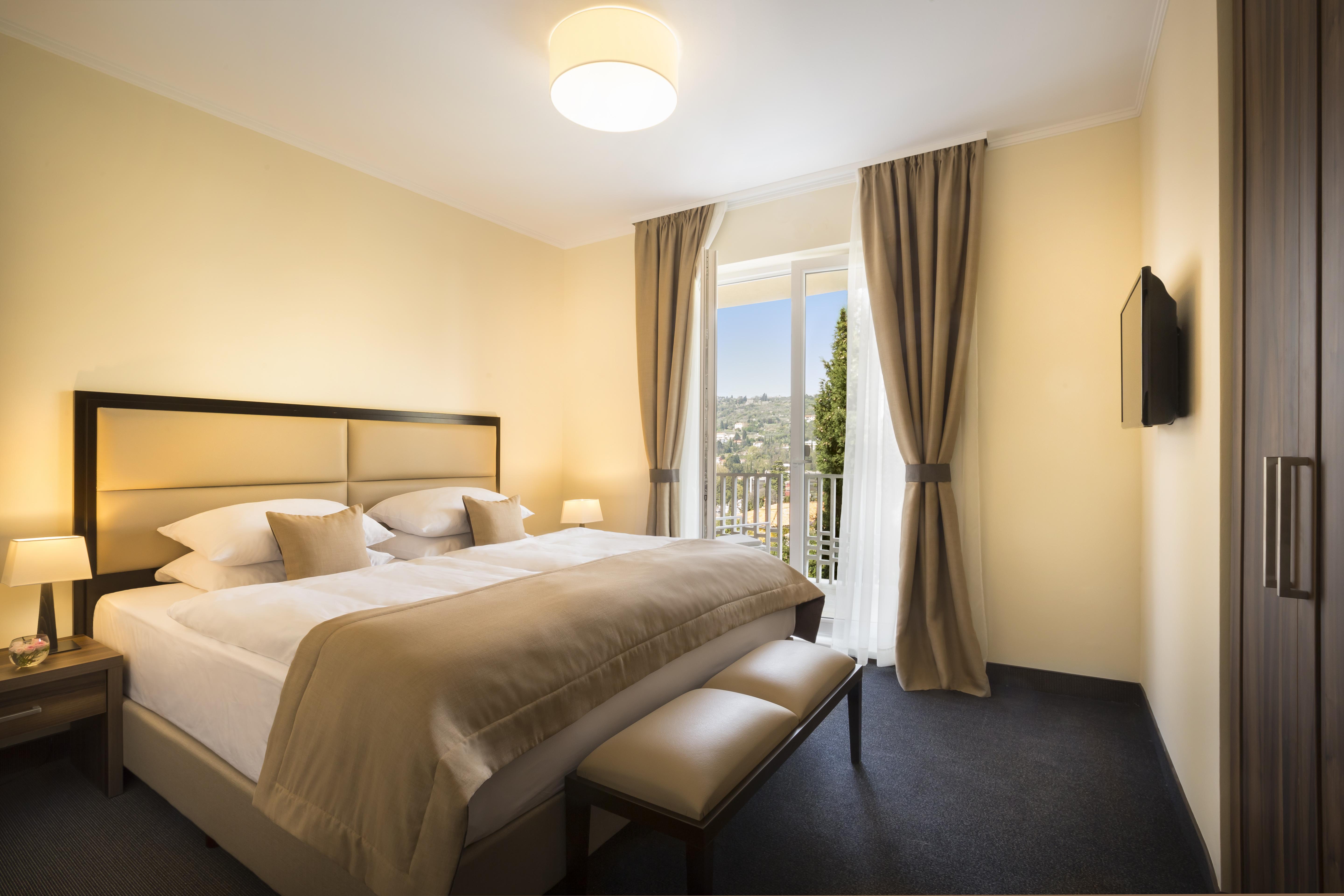 Remisens Hotel Metropol Portoroz Exterior photo A room at the Hotel de la Paix