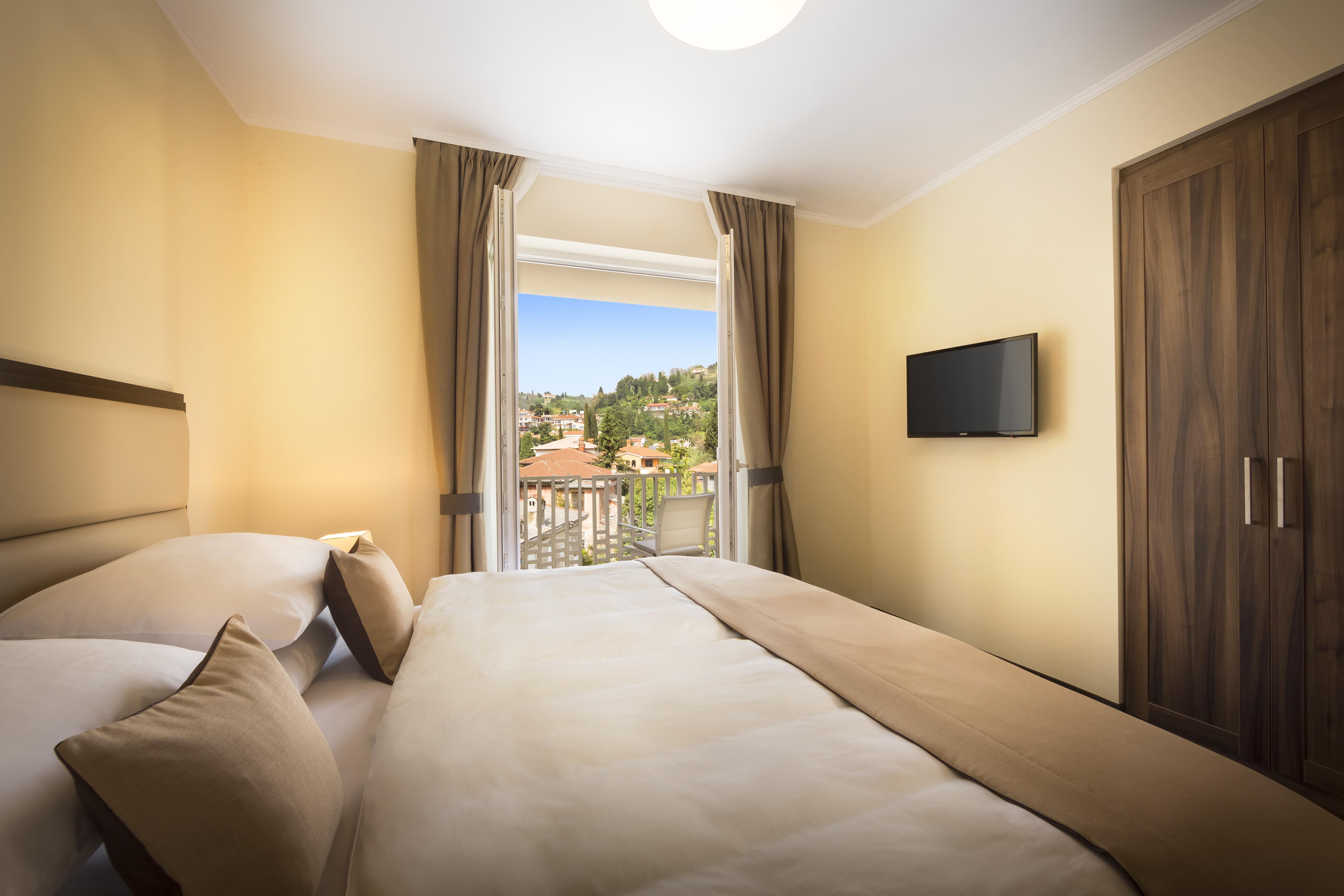Remisens Hotel Metropol Portoroz Exterior photo A bedroom at the hotel