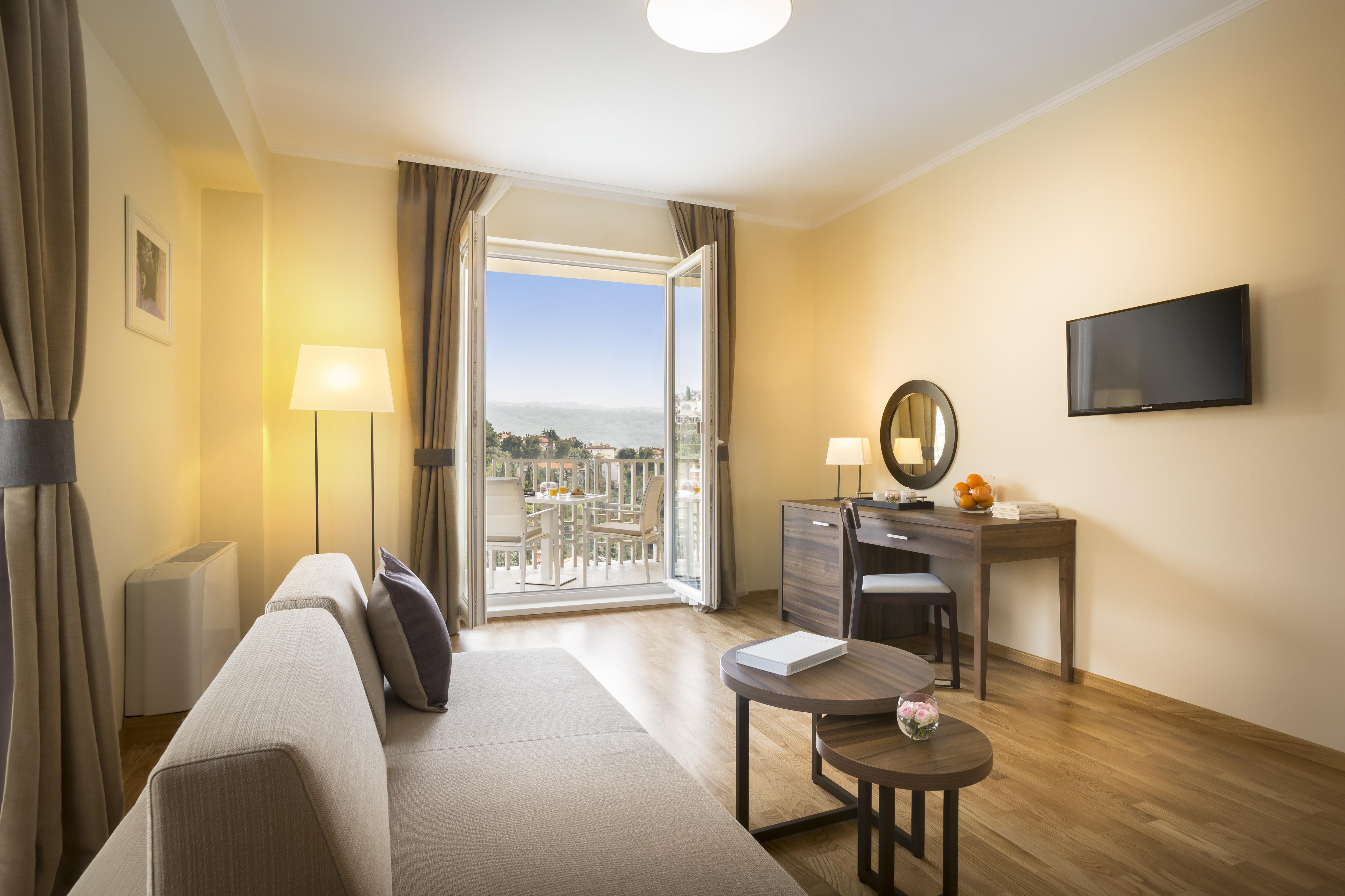 Remisens Hotel Metropol Portoroz Exterior photo A typical room at the hotel