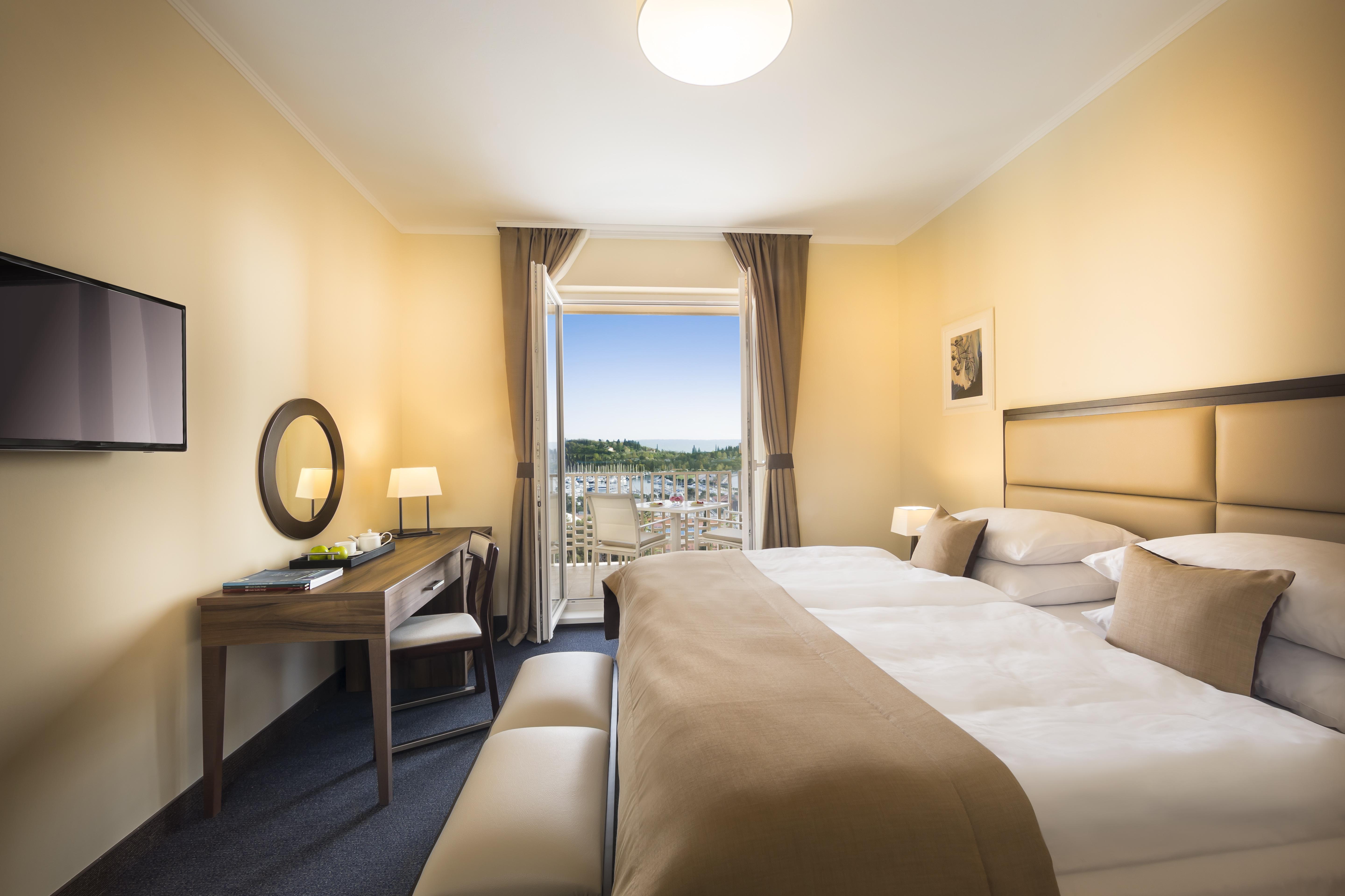 Remisens Hotel Metropol Portoroz Exterior photo A typical room at the hotel