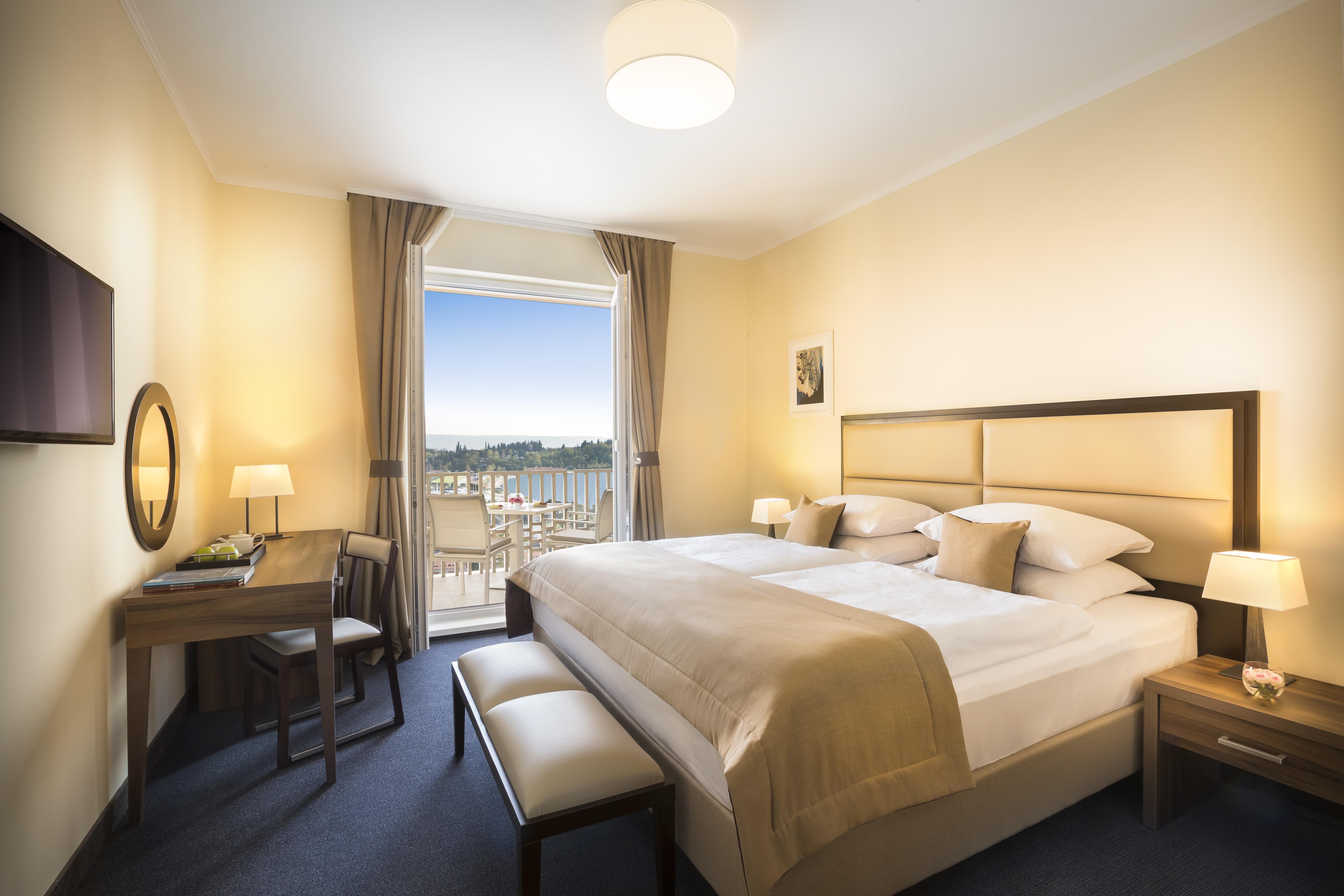 Remisens Hotel Metropol Portoroz Exterior photo A room at the hotel
