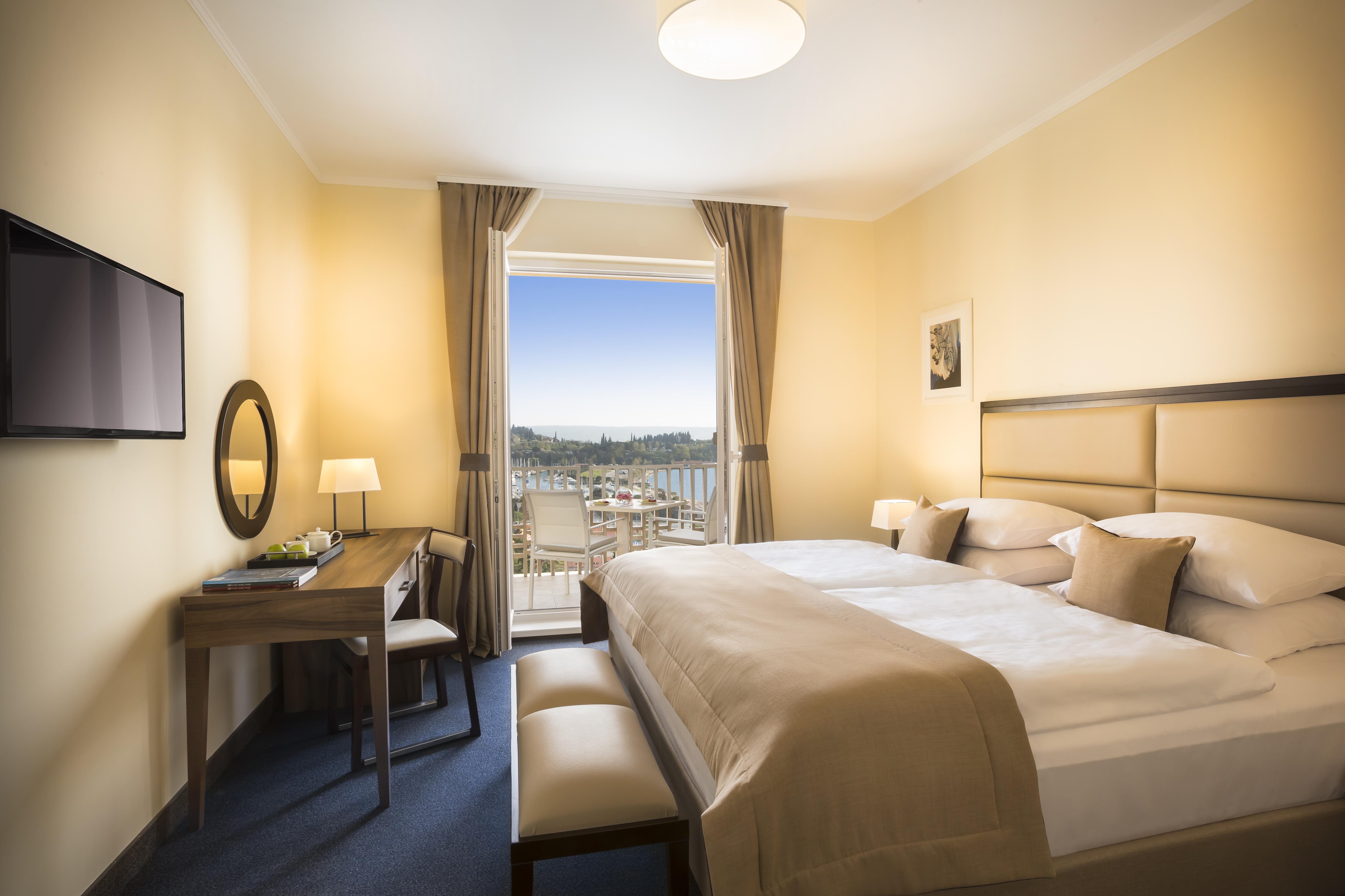 Remisens Hotel Metropol Portoroz Exterior photo A room at the hotel