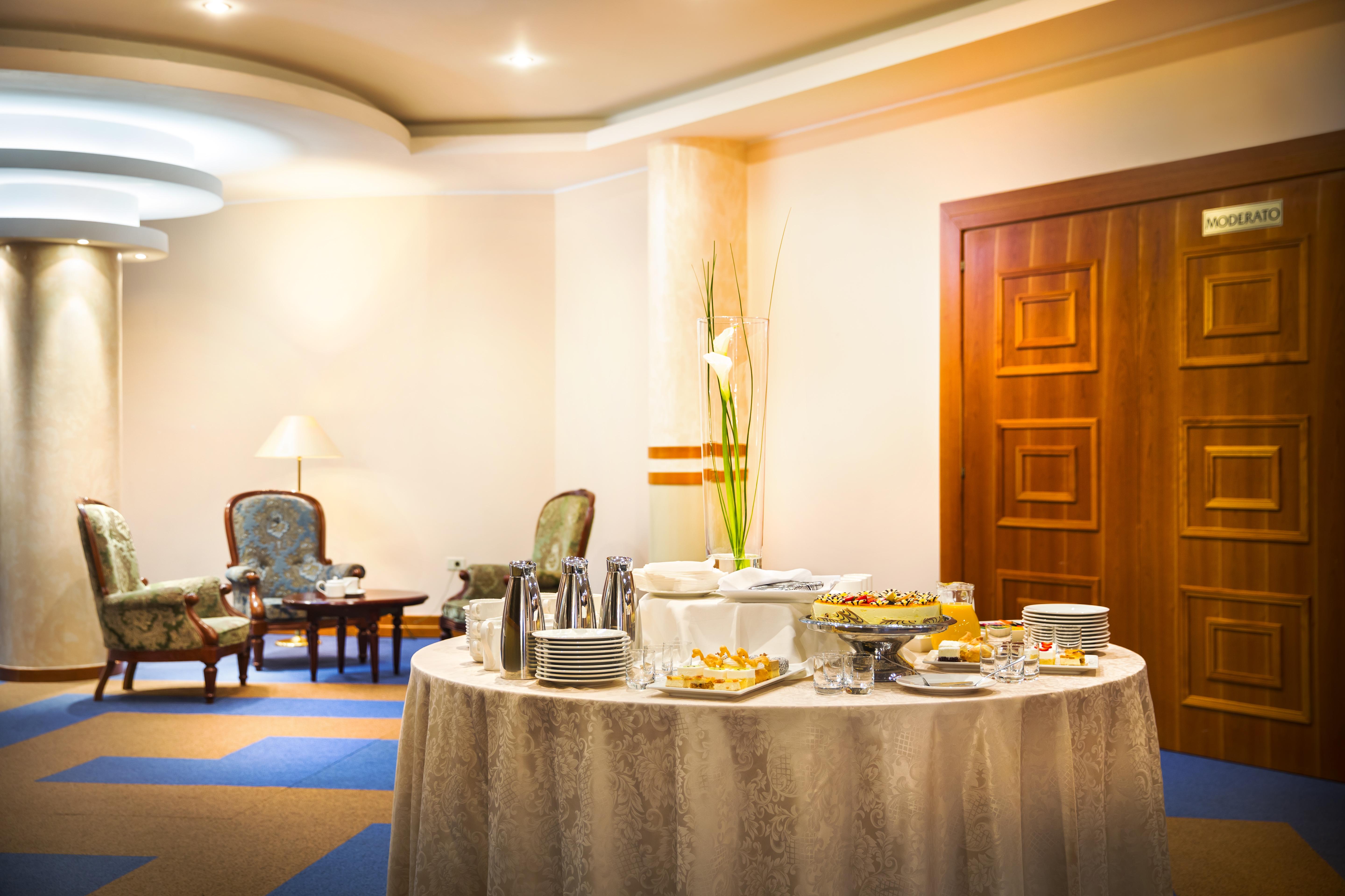 Remisens Hotel Metropol Portoroz Exterior photo A buffet at a hotel