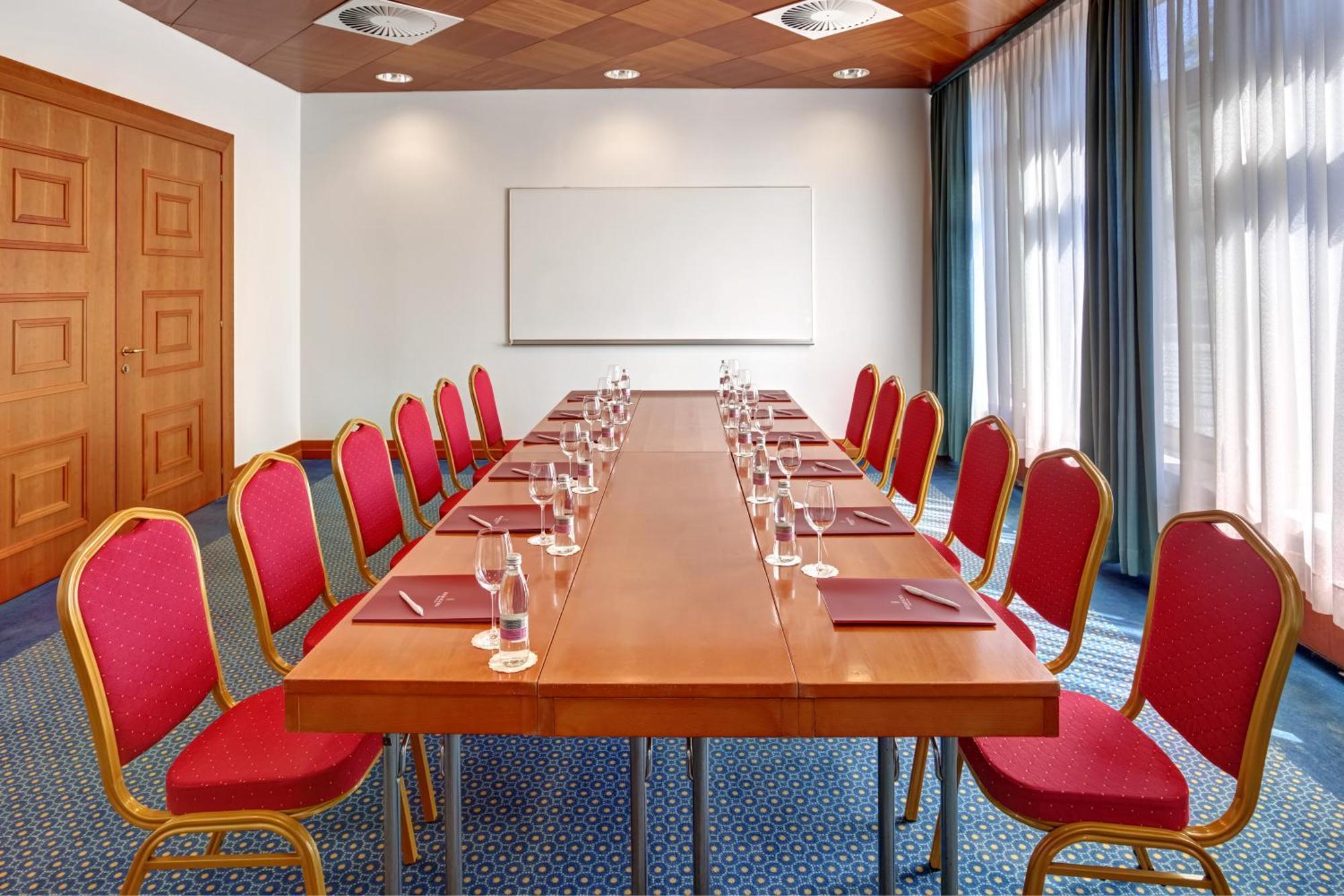 Remisens Hotel Metropol Portoroz Exterior photo A typical boardroom