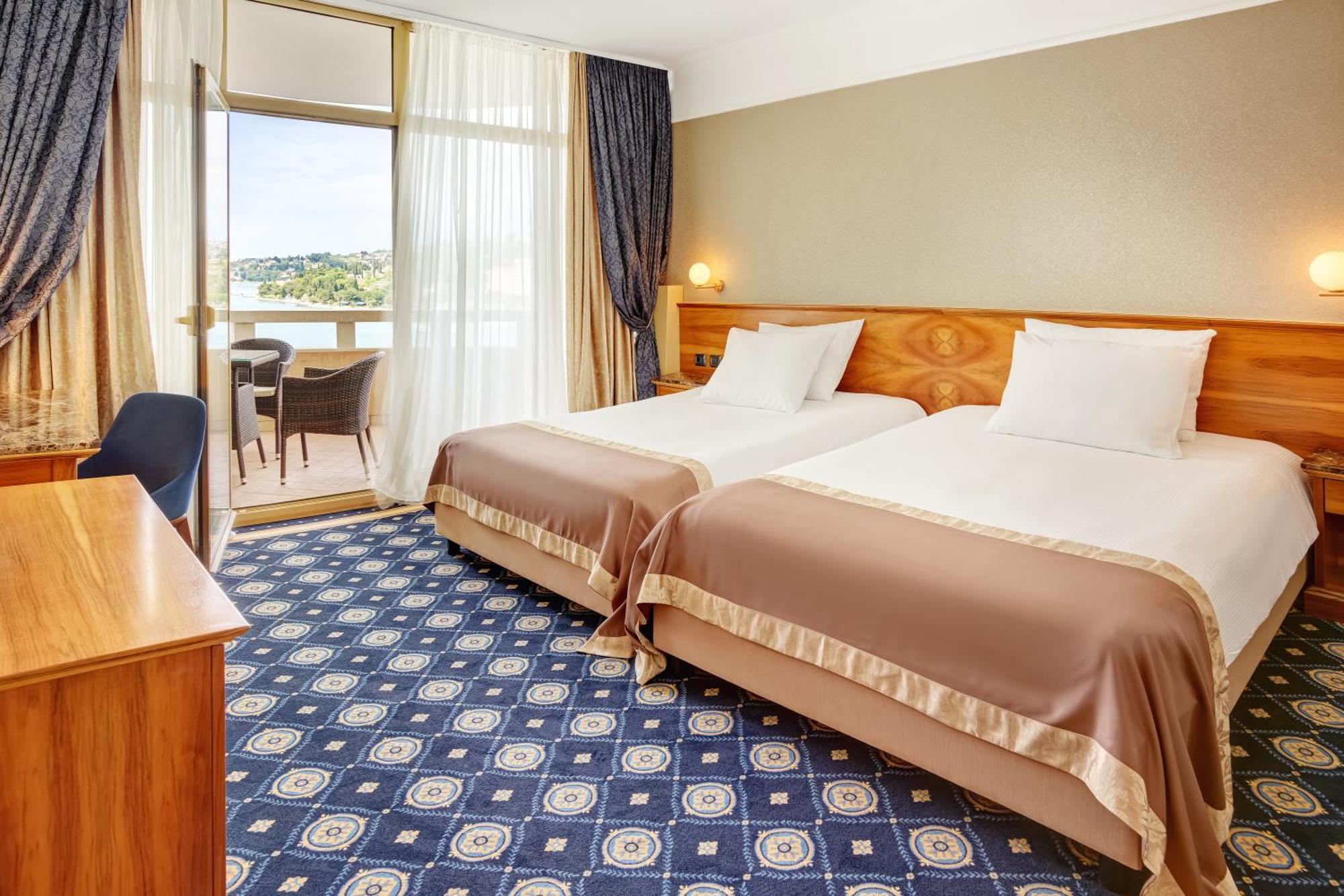 Remisens Hotel Metropol Portoroz Exterior photo A room at the hotel