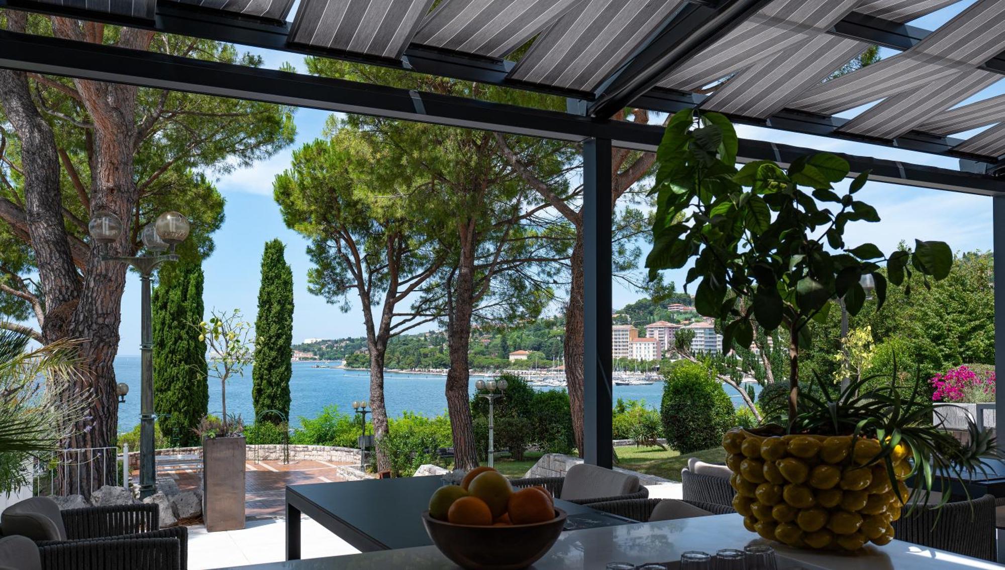 Remisens Hotel Metropol Portoroz Exterior photo A pergola